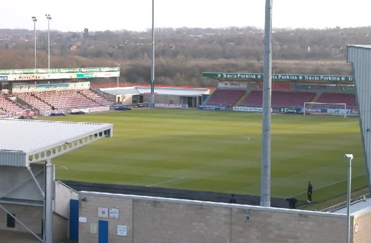 Sân Sixfields chuẩn bị cho trận đấu, không khí chờ đợi của fan Northampton Town