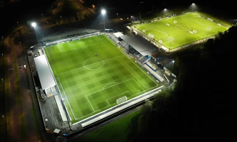 Sân Tameside Stadium Ashton về đêm rực rỡ
