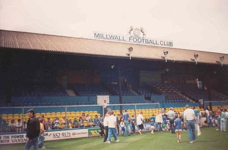 Sân The Den cũ của Millwall vào năm 1988 trước khi bị phá bỏ