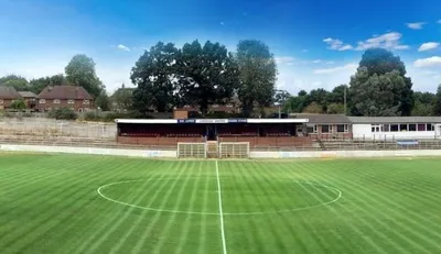 Sân The Meadow của Chesham United với các khu khán đài đơn giản