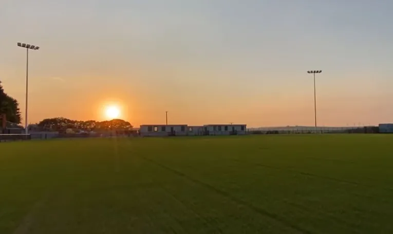 Sân Truro Sports Hub rực rỡ trong ánh hoàng hôn, biểu tượng mới của bóng đá Cornwall