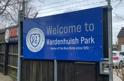 Sân vận động Hardenhuish Park nhìn từ xa, biểu tượng của CLB Chippenham Town