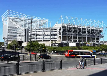 Sân vận động St. James' Park nhìn từ trên cao, toát lên vẻ uy nghi như nhà thờ giữa lòng Newcastle