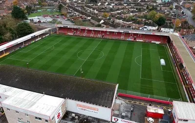 Sân vận động Whaddon Road nhìn từ trên cao với các khán đài và khu vực xung quanh