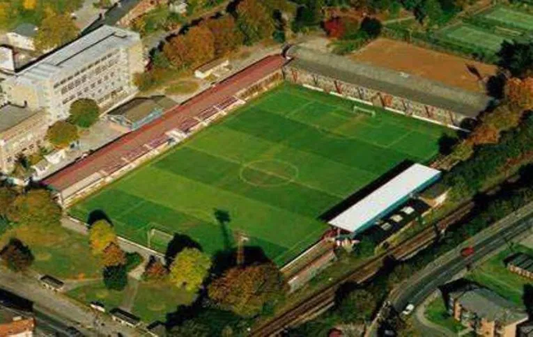 Sơ đồ chỗ ngồi chi tiết sân Recreation Ground, hướng dẫn vị trí khán giả tại Aldershot.