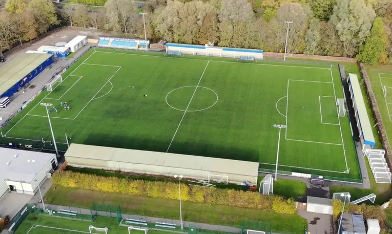 Sơ đồ chỗ ngồi sân Court Place Farm của Oxford City FC, hướng dẫn chi tiết các khu vực khán đài để chọn vị trí 'đắc địa' nhất