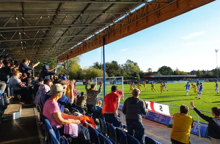 Sơ đồ tổng quan khu vực chỗ ngồi và khán đài tại sân Grosvenor Vale, nơi Wealdstone FC thi đấu