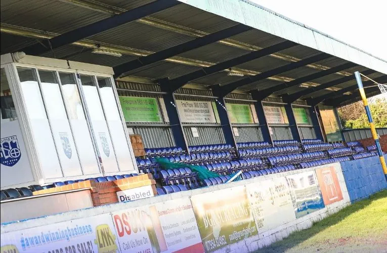 Sơ đồ và bố trí chỗ ngồi bên trong sân vận động Stainton Park (Neuven Stadium), mái nhà của Radcliffe FC