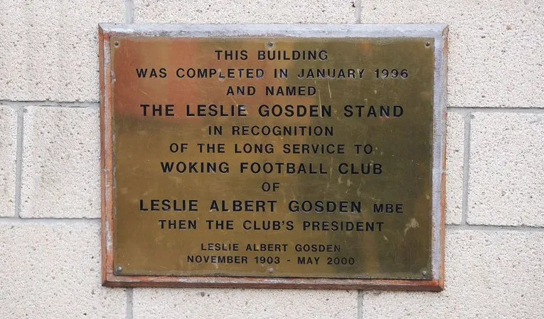 Tấm bảng vinh danh Leslie Gosden Stand, ghi dấu ấn lịch sử xây dựng sân Kingfield