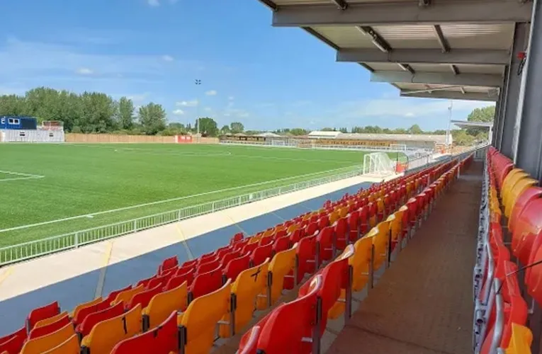 Tầm nhìn từ khán đài sân Meadow Park, cho thấy chất lượng mặt cỏ nhân tạo Tiger Turf.
