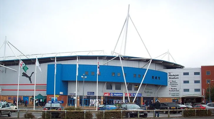 Toàn cảnh bên ngoài sân vận động Madejski, sân nhà của CLB Reading FC, nhìn từ xa