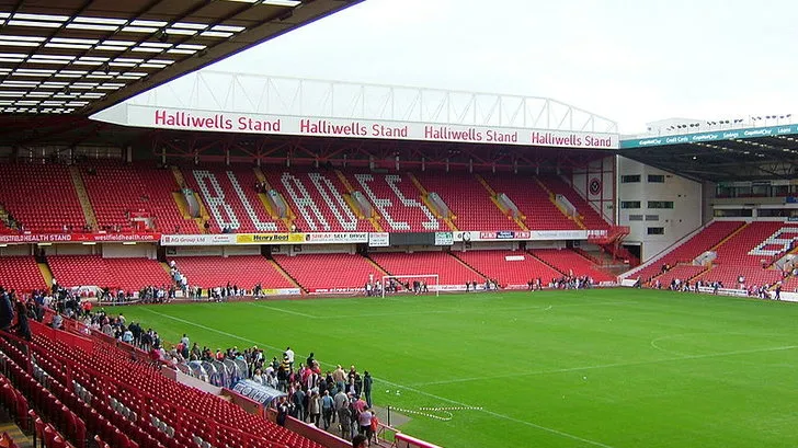 Toàn cảnh các khán đài bên trong sân Bramall Lane nhìn từ trên cao
