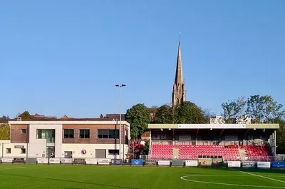 Toàn cảnh khán đài chính sân Meadowbank của Dorking Wanderers
