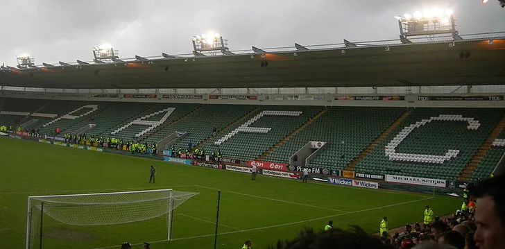 Toàn cảnh khán đài tại sân Home Park của Plymouth Argyle, nhìn từ góc khán đài chính.