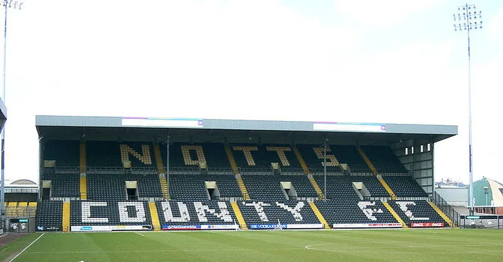 Toàn cảnh khán đài The Kop của sân Meadow Lane