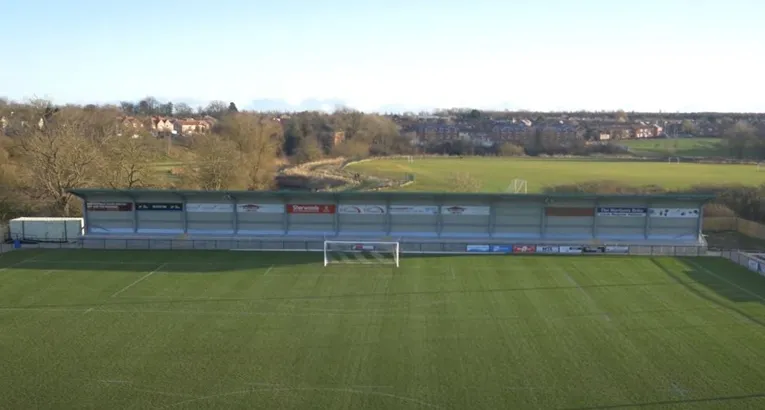 Toàn cảnh khán đài Tinted tại Blackwell Meadows, nơi cổ động viên Darlington FC thể hiện sự cuồng nhiệt không giới hạn