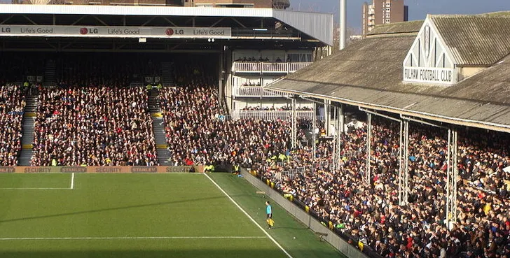 Toàn cảnh sân Craven Cottage nhìn từ khán đài, góc nhìn lý tưởng để thưởng thức bóng đá