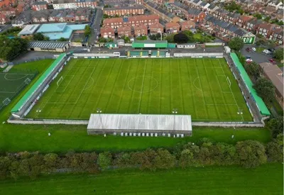 Toàn cảnh sân Croft Park, sân nhà lịch sử của Blyth Spartans với khán đài và mặt sân xanh mướt