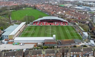 Toàn cảnh sân Highbury của Fleetwood Town nhìn từ trên cao, cho thấy rõ một "lãnh địa" bóng đá Anh khiêm tốn nhưng đầy khí chất.