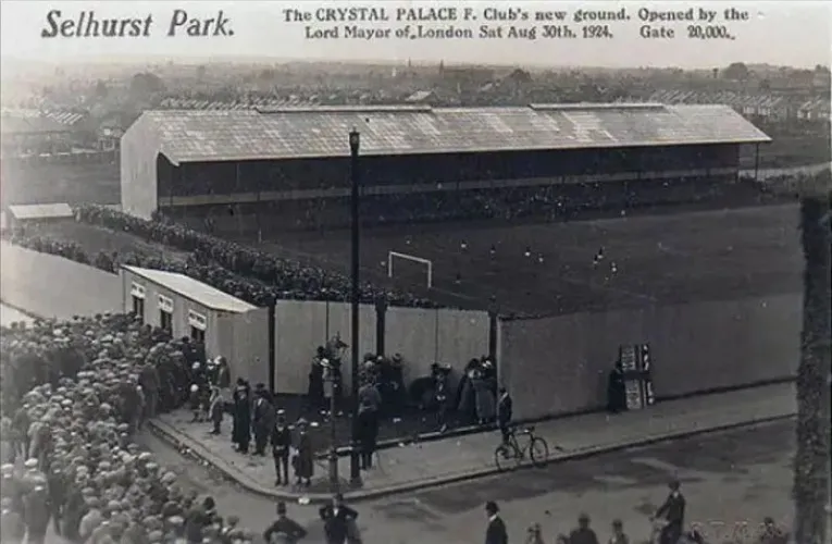 Toàn cảnh sân Selhurst Park một thời, ghi dấu nhiều sự kiện lịch sử của bóng đá Anh