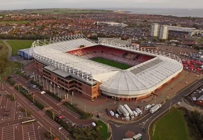 Toàn cảnh sân vận động Ánh Sáng Sunderland từ trên cao, thể hiện quy mô và kiến trúc độc đáo của thánh địa Mèo Đen