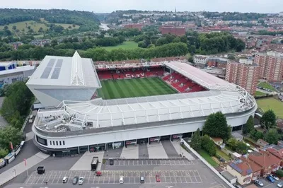 Toàn cảnh sân vận động Ashton Gate từ trên cao, sân nhà hùng vĩ của Bristol City và Bristol Rugby