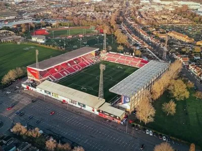 Toàn cảnh sân vận động County Ground từ trên cao với các khán đài đặc trưng của Swindon Town FC