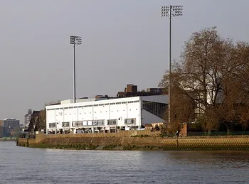 Toàn cảnh sân vận động Craven Cottage nhìn từ sông Thames, ngôi nhà tranh lịch sử của Fulham