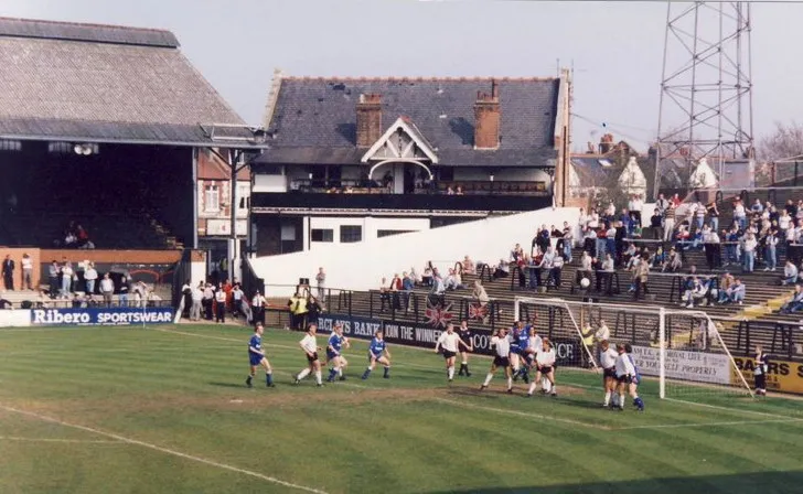 Toàn cảnh sân vận động Craven Cottage vào đầu thập niên 1980, giai đoạn lịch sử của sân nhà Fulham