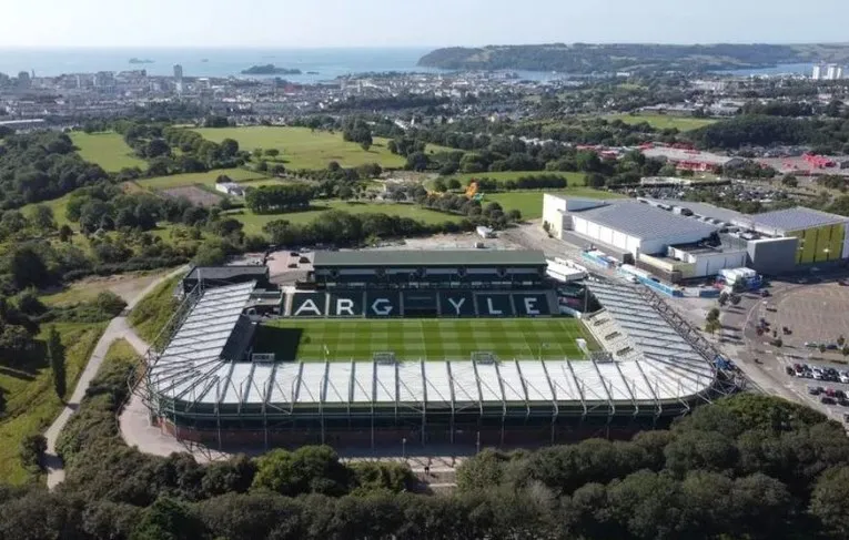 Toàn cảnh sân vận động Home Park nhìn từ trên cao, sân nhà của Plymouth Argyle.