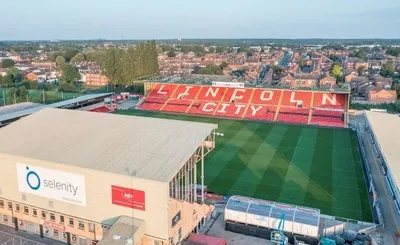 Toàn cảnh sân vận động Sincil Bank từ trên cao, biểu tượng của CLB Lincoln City và bóng đá Anh.