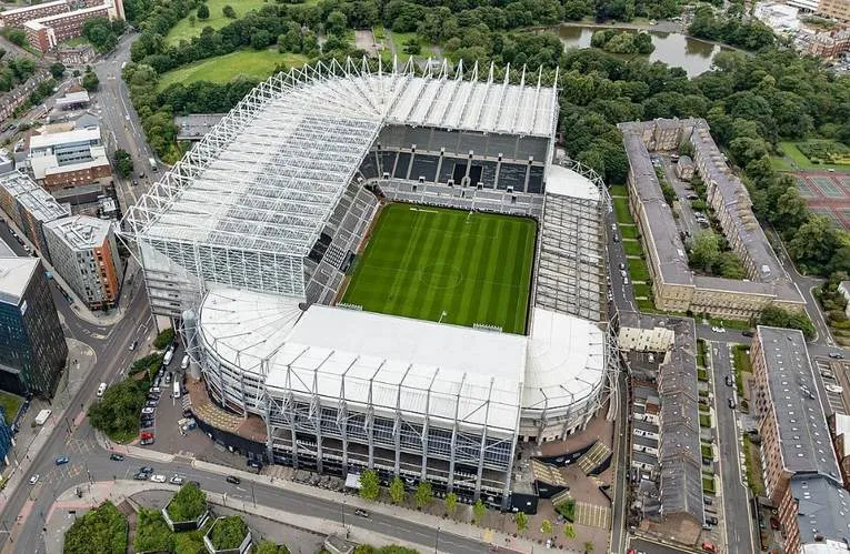 Toàn cảnh sân vận động St. James' Park Newcastle nhìn từ trên cao, cho thấy sự khác biệt về chiều cao giữa các khán đài