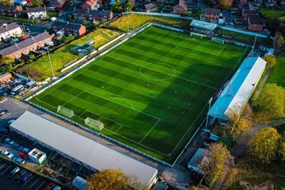 Toàn cảnh sân vận động Victory Park của Chorley FC, minh chứng cho sự khiêm tốn nhưng bền bỉ của bóng đá Anh hạng thấp