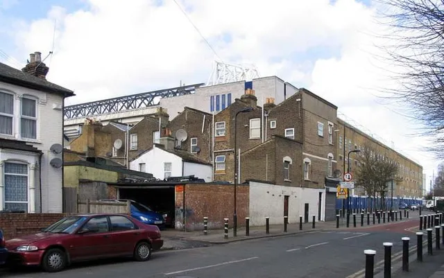 Toàn cảnh sân vận động White Hart Lane nhìn từ Vicarage Road, trước khi sân được thay thế.