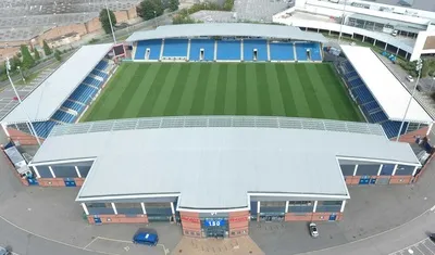 Toàn cảnh SMH Group Stadium từ trên cao, sân nhà của Chesterfield FC với kiến trúc độc đáo