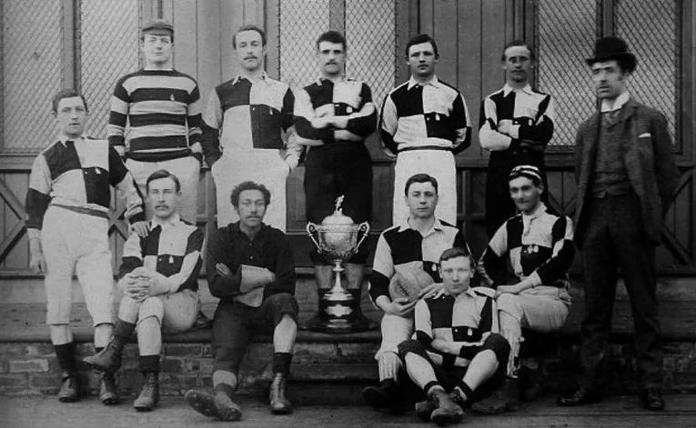 Tổng hợp các hình ảnh lịch sử của Darlington FC, từ những ngày đầu thành lập đến các giai đoạn phát triển quan trọng
