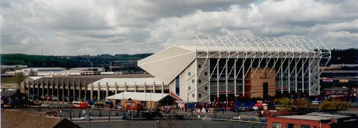 Tổng quan sân vận động Elland Road từ góc khán đài, thể hiện kiến trúc độc đáo
