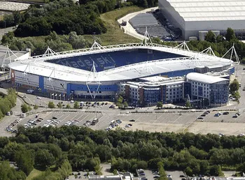Tổng quan sân vận động Madejski Stadium từ trên cao, sân nhà của CLB Reading FC