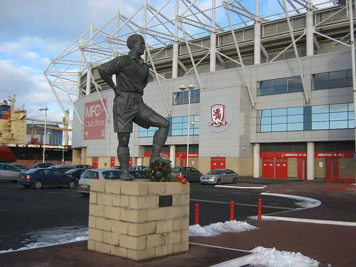 Tượng đài George Hardwick, huyền thoại của Middlesbrough, đứng uy nghi bên ngoài sân Riverside