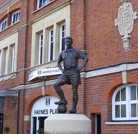 Tượng đài huyền thoại Johnny Haynes tại sân Craven Cottage, biểu tượng của Fulham FC