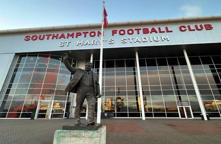 Tượng đài Ted Bates sừng sững bên ngoài sân St. Mary's, vinh danh huyền thoại vĩ đại của Southampton FC