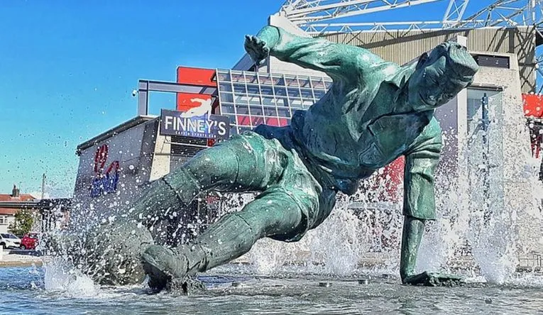 Tượng đài &quot;The Splash&quot; của Sir Tom Finney tại Deepdale