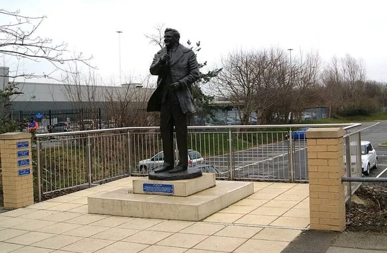 Tượng Don Revie, huấn luyện viên huyền thoại của Leeds United, tại sân Elland Road