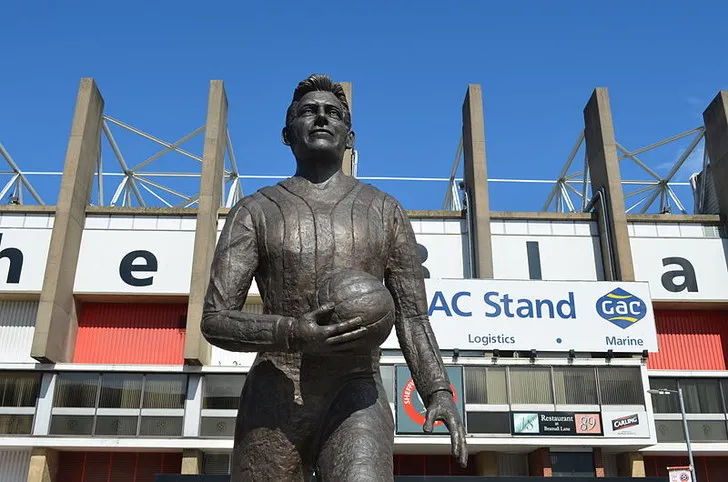 Tượng Joe Shaw, huyền thoại với kỷ lục ra sân nhiều nhất cho Sheffield United tại Bramall Lane
