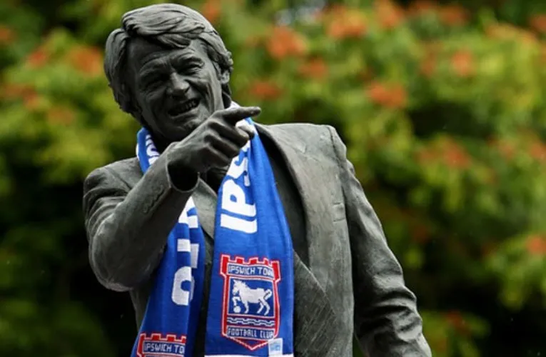 Tượng Sir Bobby Robson tại Ipswich Town