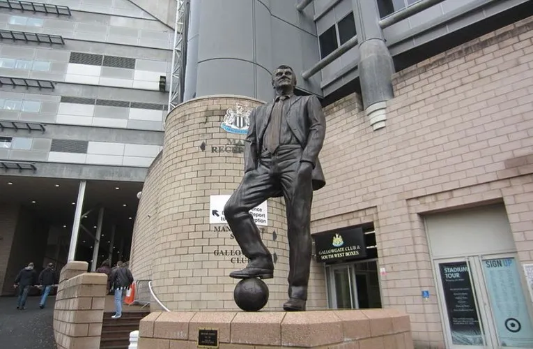 Tượng Sir Bobby Robson, vị huấn luyện viên huyền thoại, đặt trang trọng tại Newcastle United, biểu tượng của sự tận tụy và đam mê