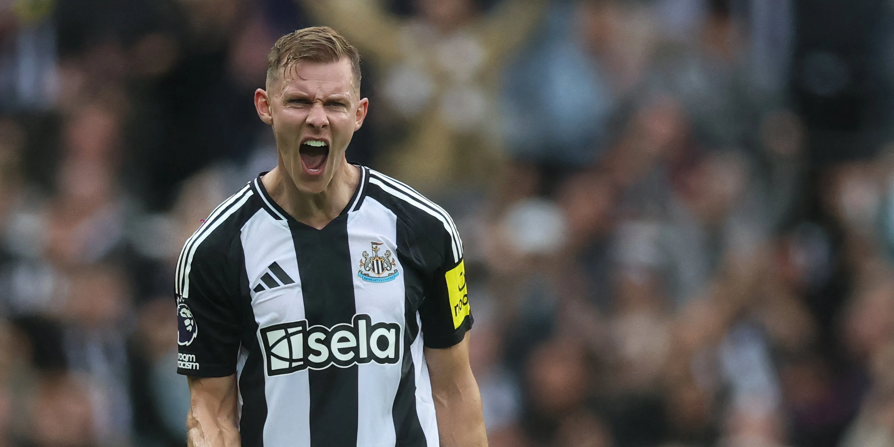 Emil Krafth - Hậu vệ phải Newcastle bị loại ra sân lúc giữa hiệp