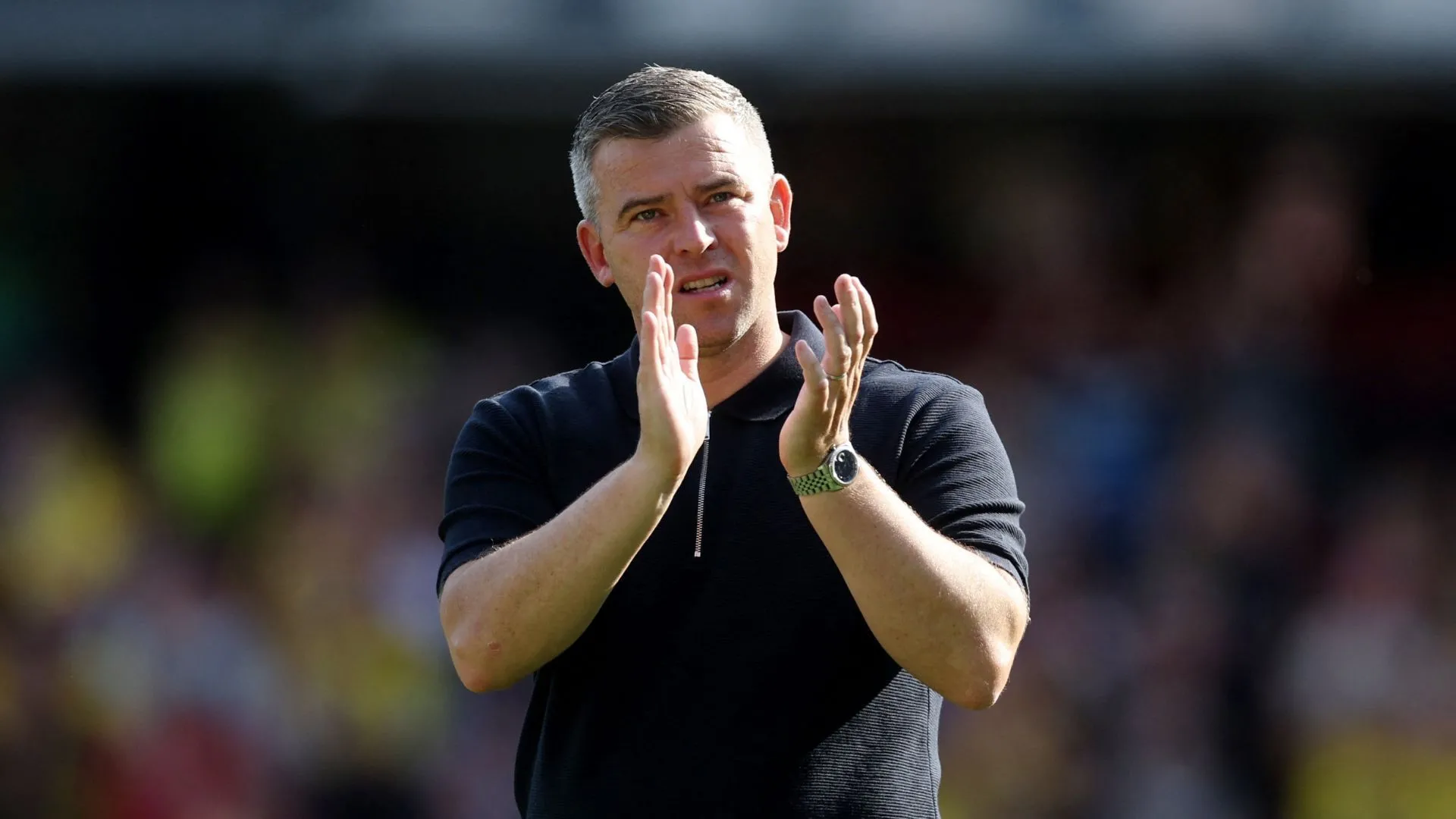 Huấn luyện viên Steven Schumacher đang hướng dẫn các cầu thủ Bolton Wanderers trong buổi tập