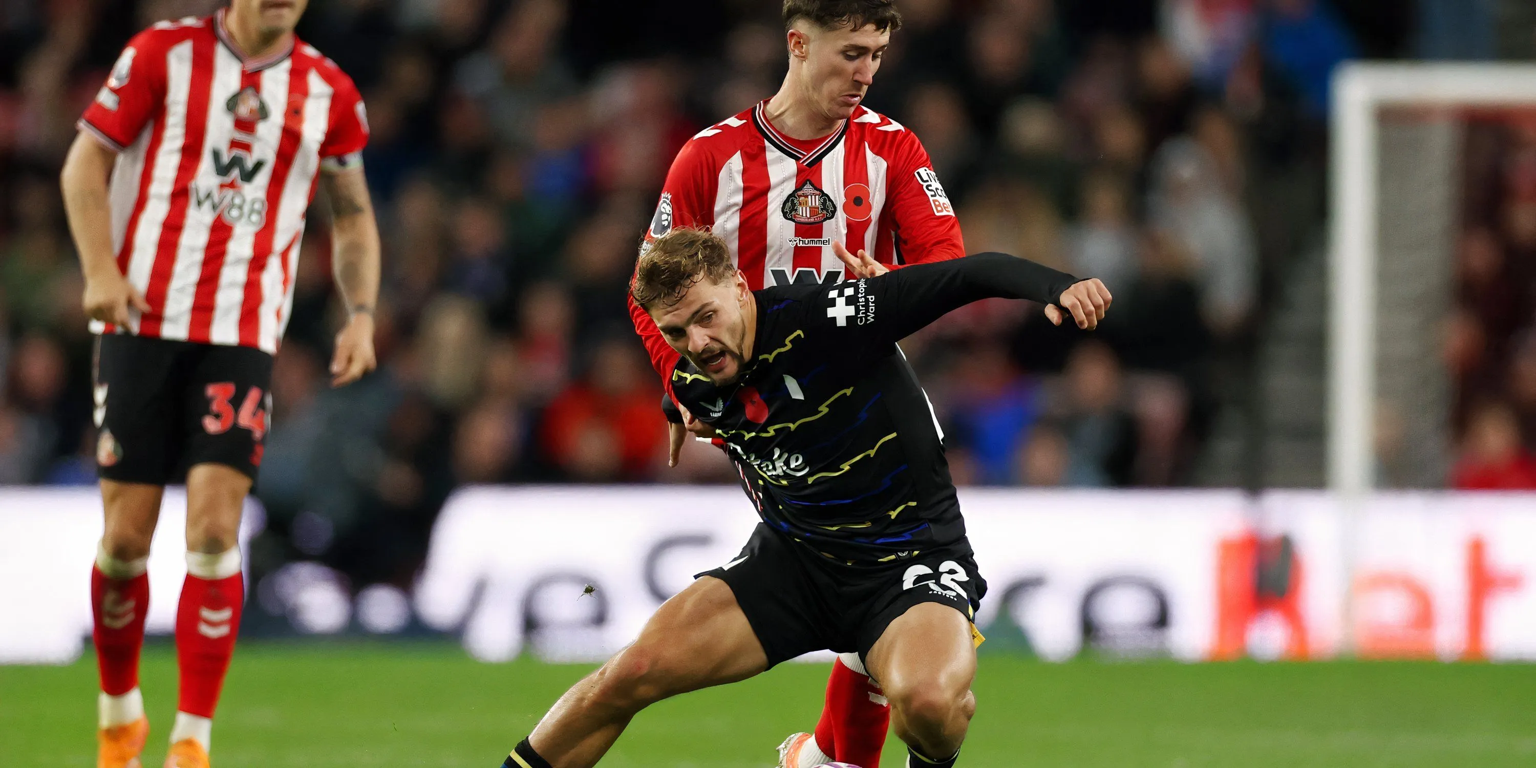 Kiernan Dewsbury-Hall trong hành động, chuẩn bị chuyền bóng cho đồng đội trong trận với Sunderland