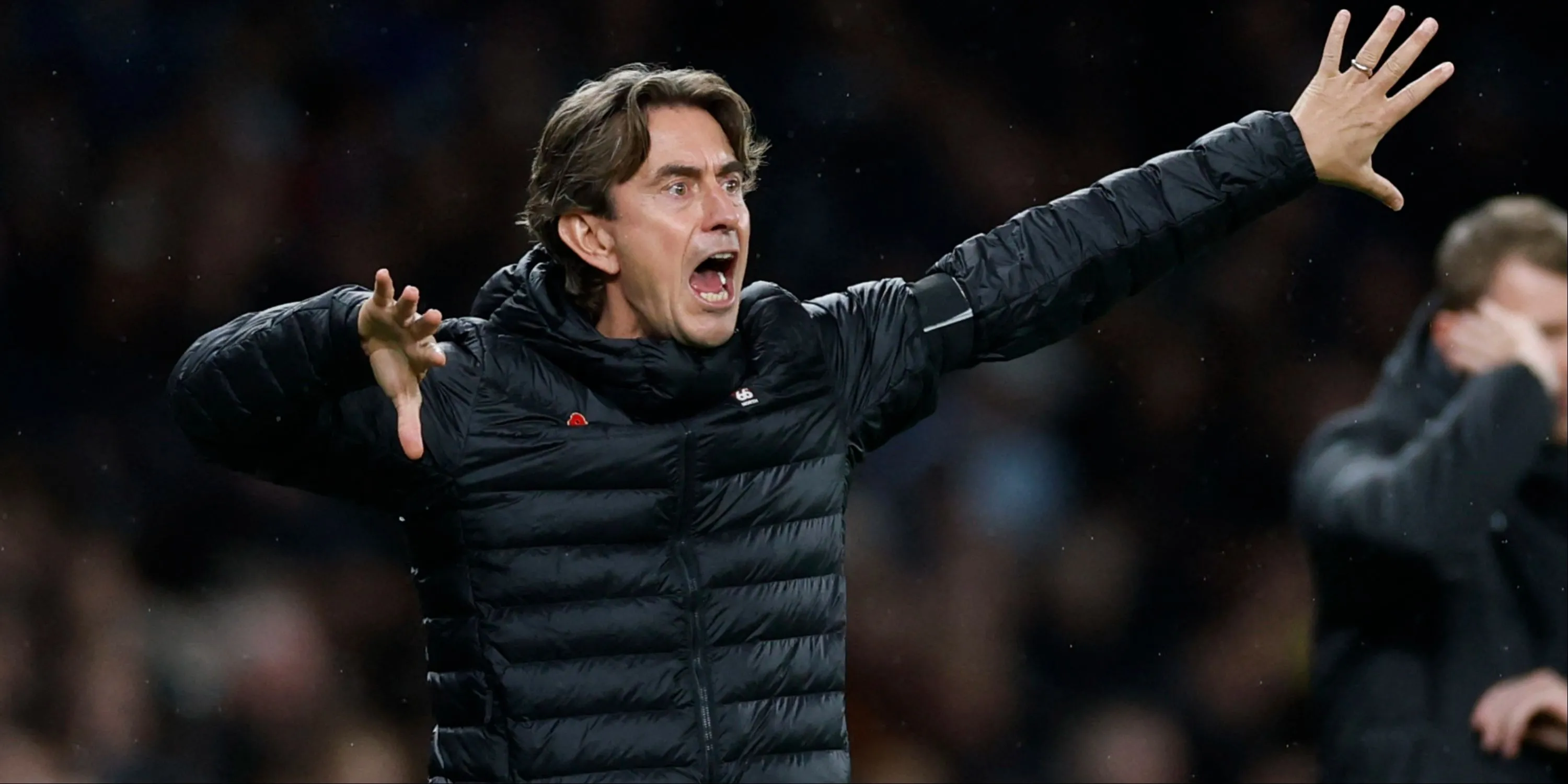 Thomas Frank - Huấn luyện viên Tottenham đang chỉ đạo từ bên đường